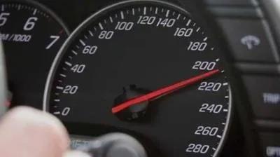 阿联酋社交媒体博主以205KM的时速开车而被罚10万迪拉姆