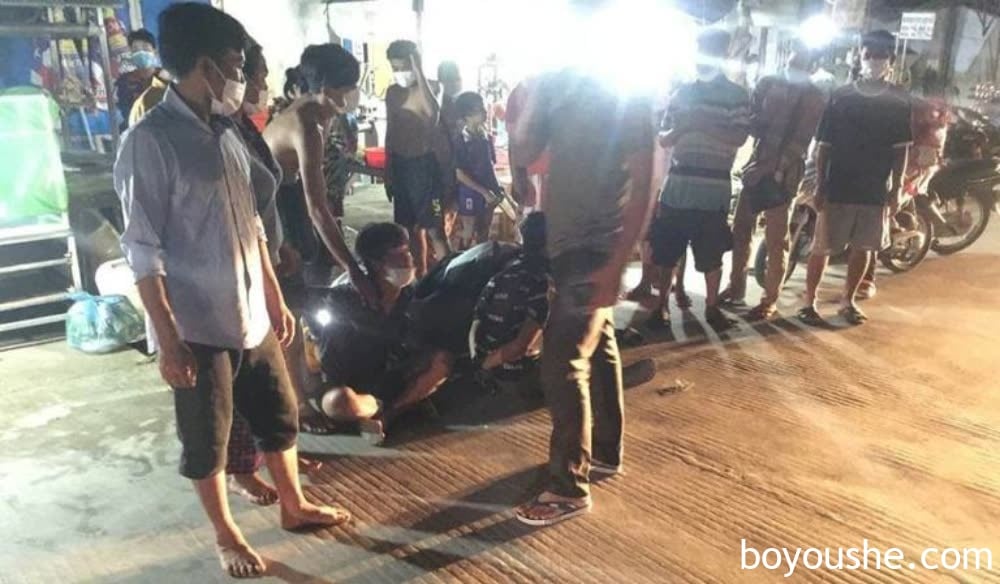 金边一道上大哥问话没人理怒拔枪威胁，被民众暴打交给警方！