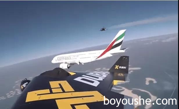 超炫酷!迪拜王储分享了“Jetman”在迪拜上空的飞行表演