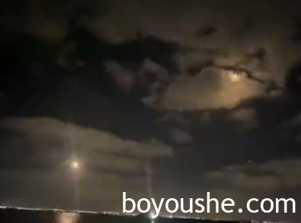 胡塞再向阿布扎比发射两枚导弹,被阿方成功拦截,凌晨夜空闪耀