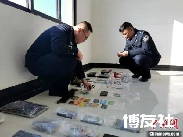 资料图:办案民警清点涉案财物 胡传林 摄 点击进入下一页