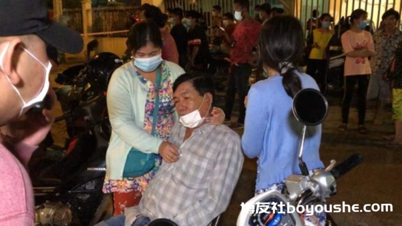 柬埔寨血腥三角恋！男子当街被人砍死，一旁女子被带走