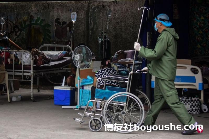 菲律宾卫生部说,全国加护病房床位的占用率仍高达73%,普通病床的占用率则为64%,多数地区的医疗体系仍处于紧绷状态。(法新社) 菲律宾卫生部说,全国加护病房床位的占用率仍高达73%,普通病床的占用率则为64%,多数地区的医疗体系仍处于紧绷状态。(法新社)